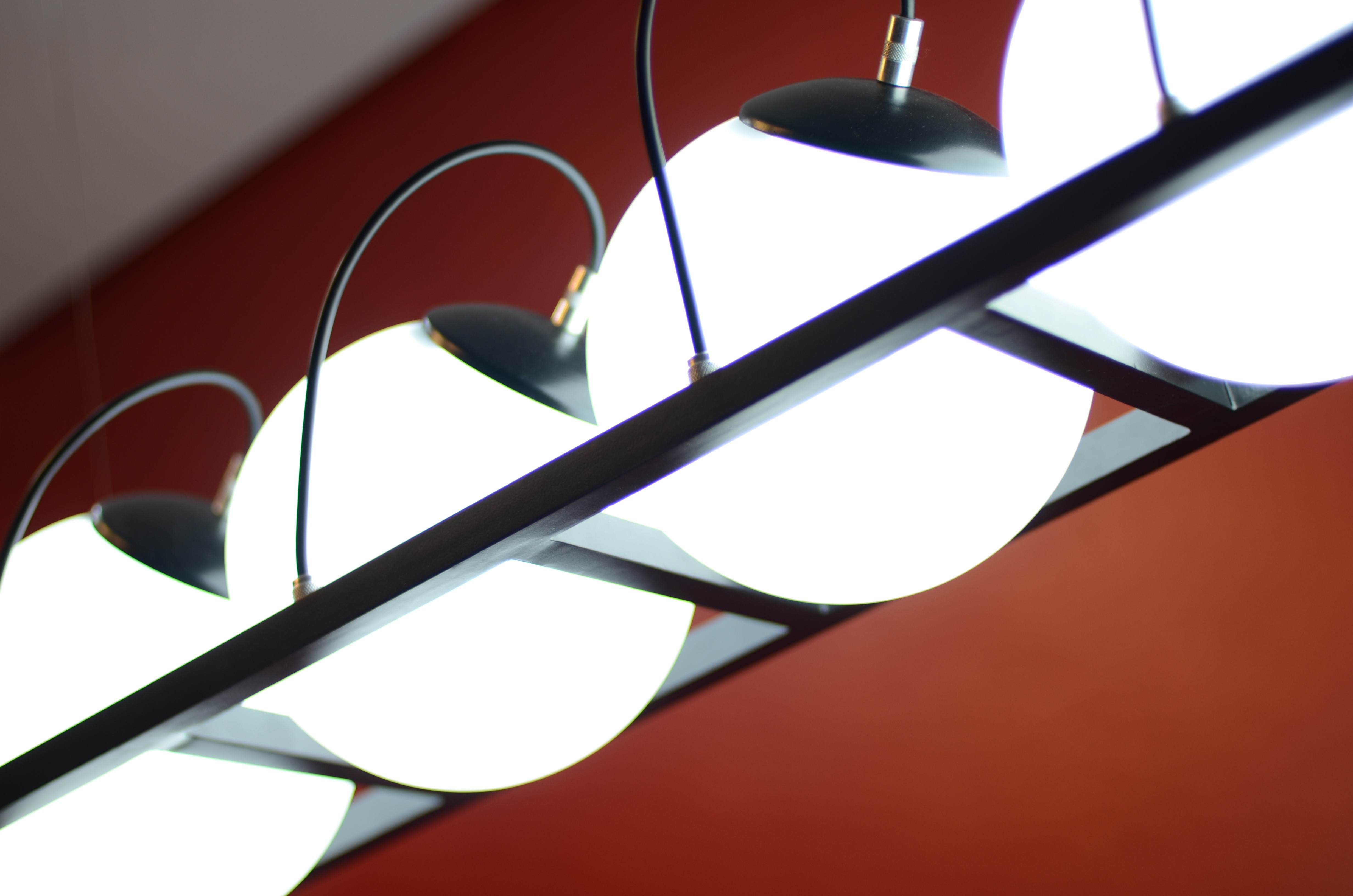 Pendente Moderno Poppy com 3 globos brancos e estrutura preta para sala de jantar. Lustres Gênesis loja online de Lustres e Iluminação Decorativa. 
